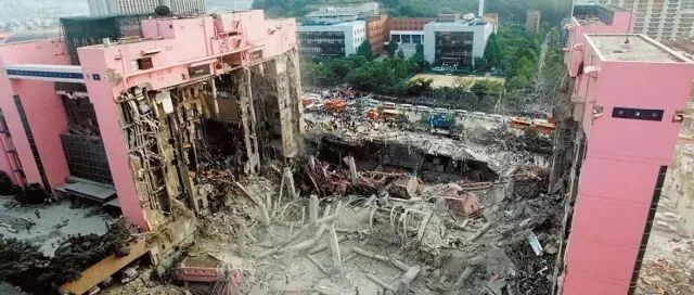 甲方一意孤行改设计，大楼20秒塌为平地，1500人被埋，502人死亡！