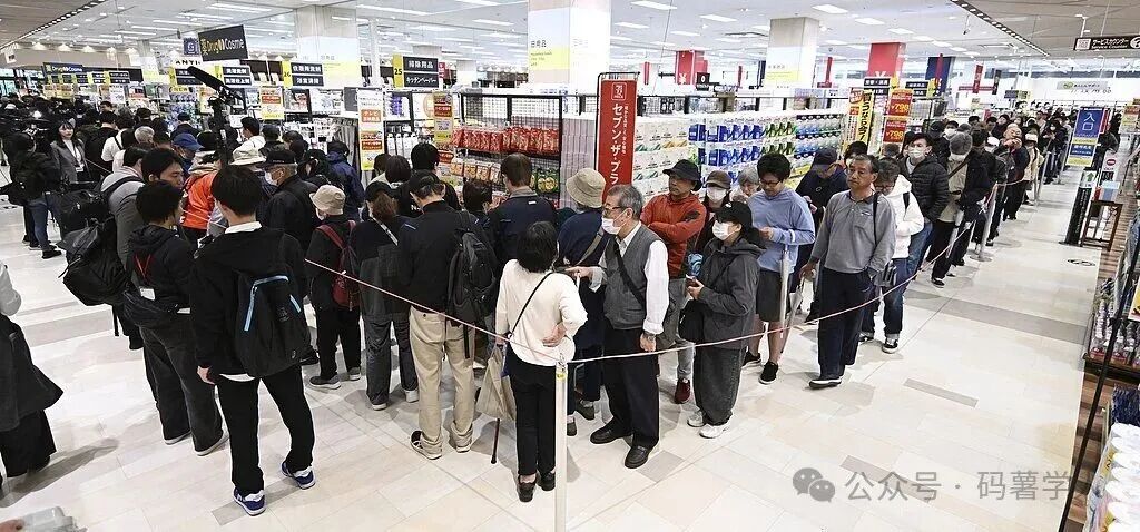 米价上涨，日本民众一度排队买储备大米。图源：视觉中国