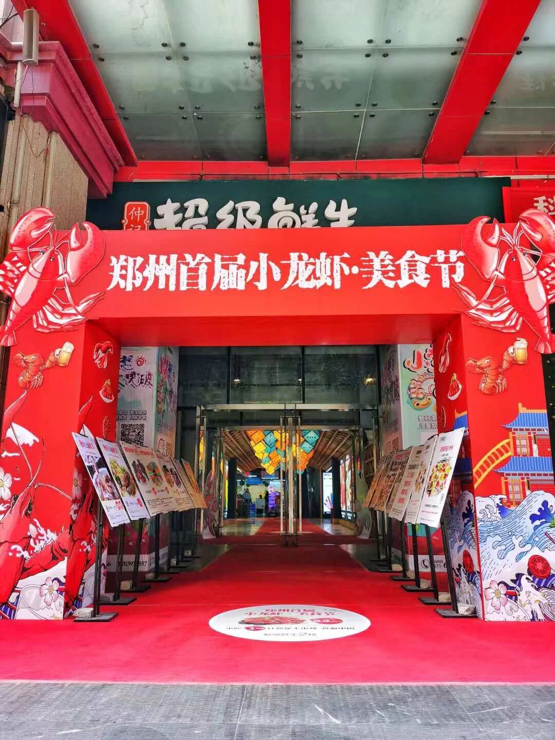 抢疯了！9.9吃小龙虾，1元吃名吃...这家夜宵摊4点就人挤人！