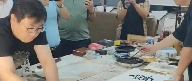 毕福剑近况曝光:家中挤满粉丝,求购他的书法,合法性被强烈质疑2