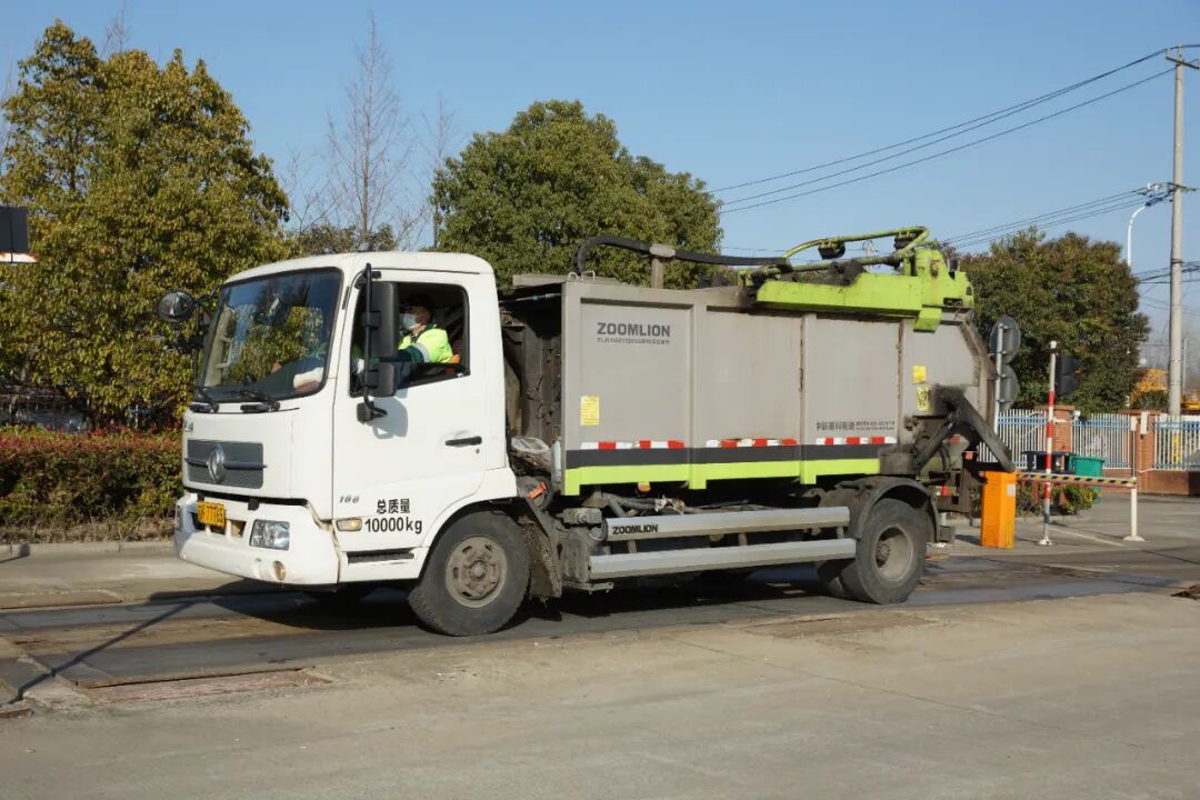 每天早6:00开始,仪征市环卫城区车队的垃圾清运车辆会将各小区,小型