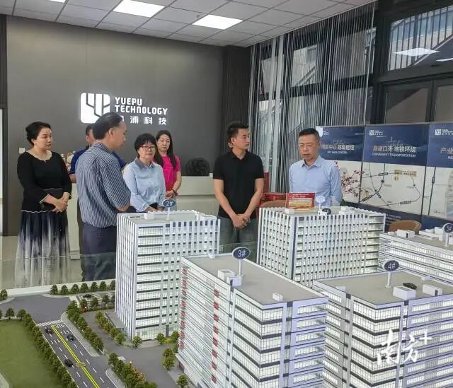 化龍鎮黨員首席企業服務官團隊在粵浦科創中心現場辦公。  受訪者供圖