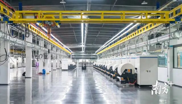 智能工廠里沒有多少人。