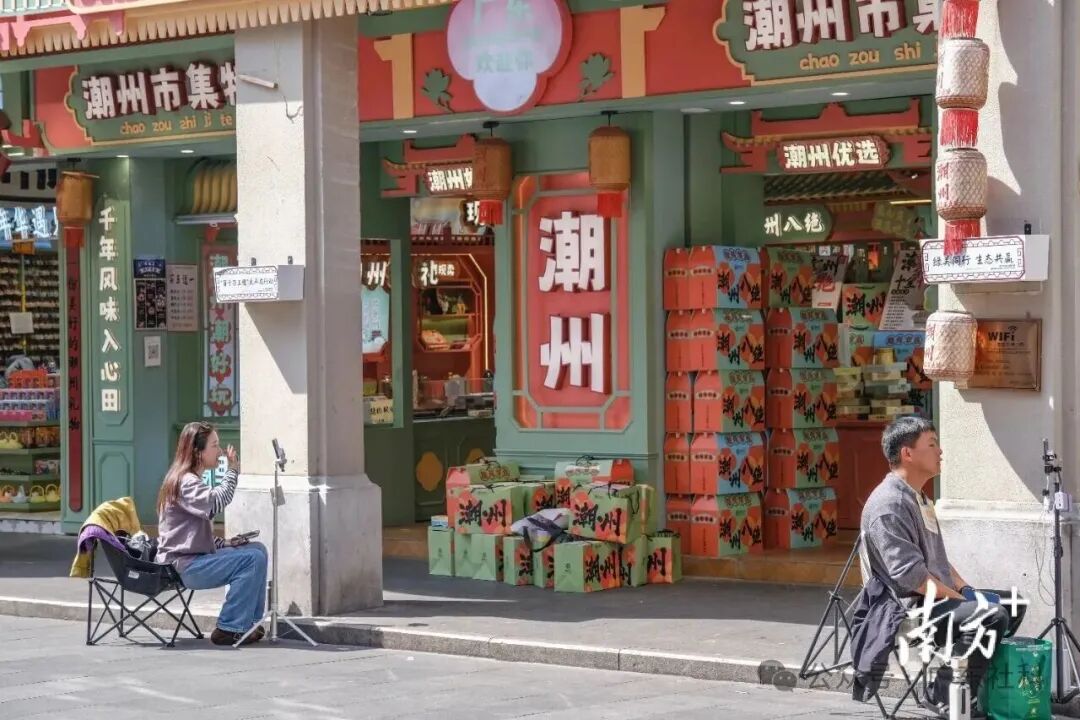 ▲潮州古城里的主播们“带货” / 图片来源：南方+