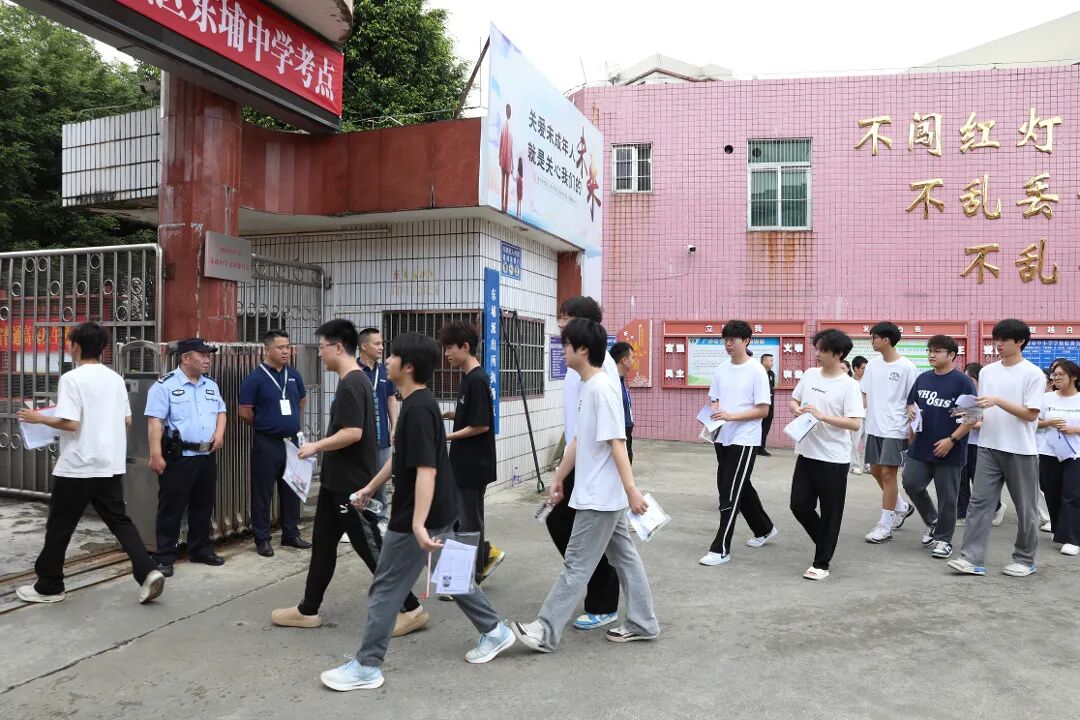 东埔中学考点，考生从容赴考。.jpg
