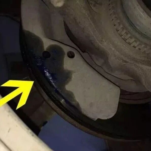 车主自己更换刹车片，钱是省了命差点没了...