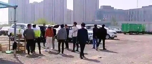 4S店承诺终身免费质保，倒闭后半夜运车跑路，被30名车主当场围堵