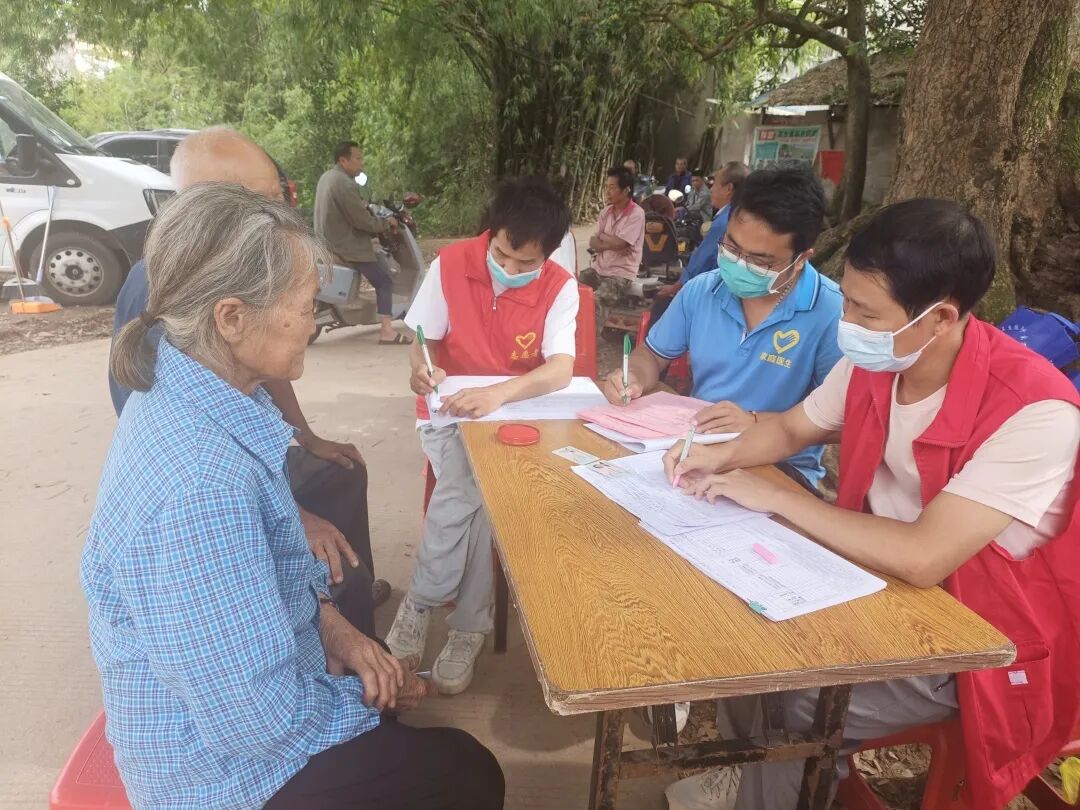 志愿者协助信息收集.jpg