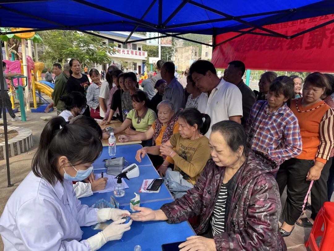 国门广场义诊1.jpg