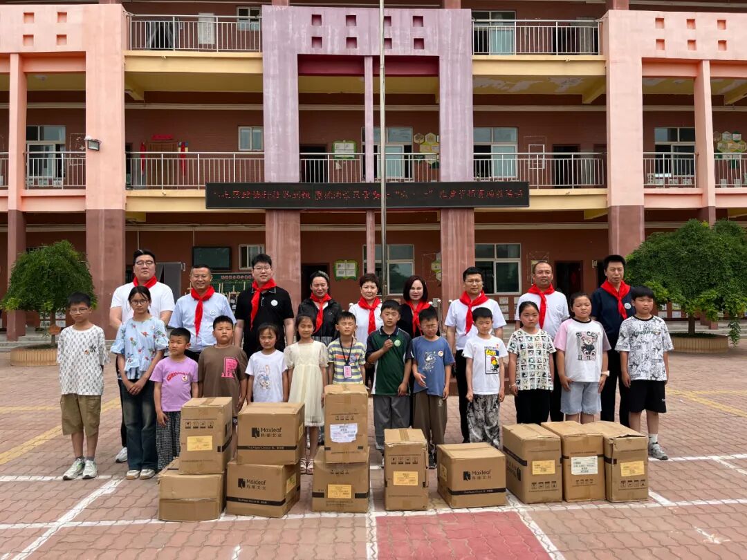 郑州市古玩业商会会长单位郑州古玩城参加二七区西胡垌小学“六一”儿童节慰问活动(图1)