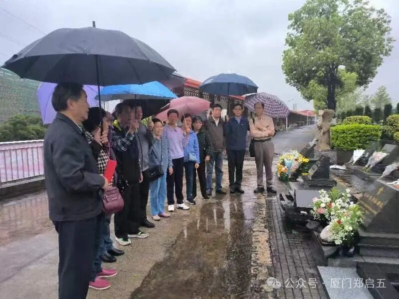 厦门有一群七十岁的小学生给谁扫墓