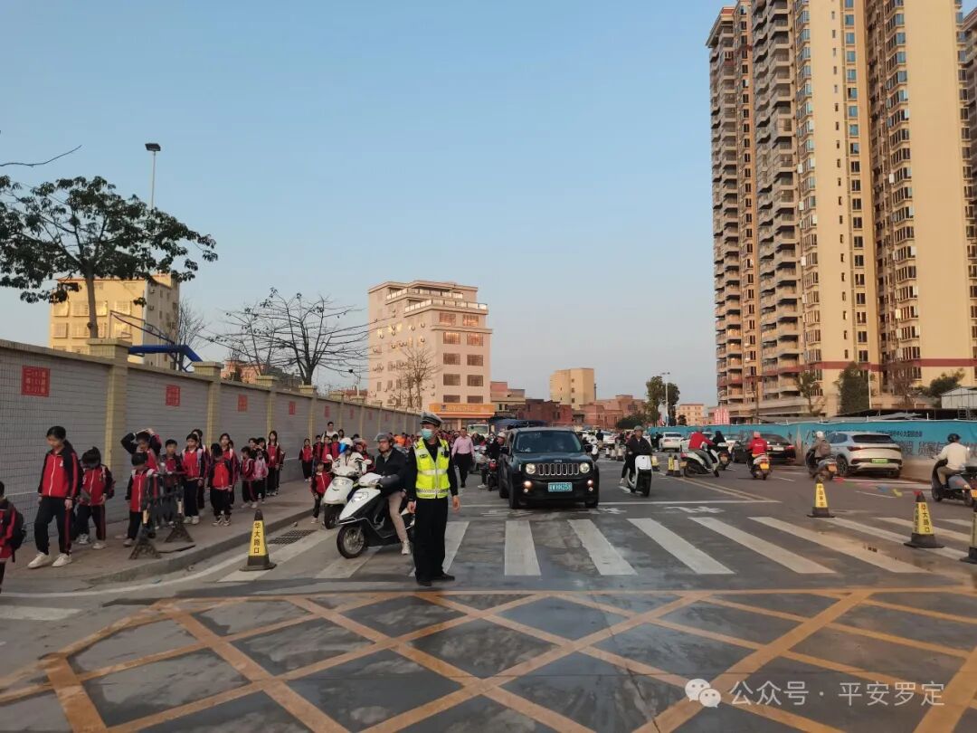 开学季罗定公安全力护航开学季筑牢校园安全墙