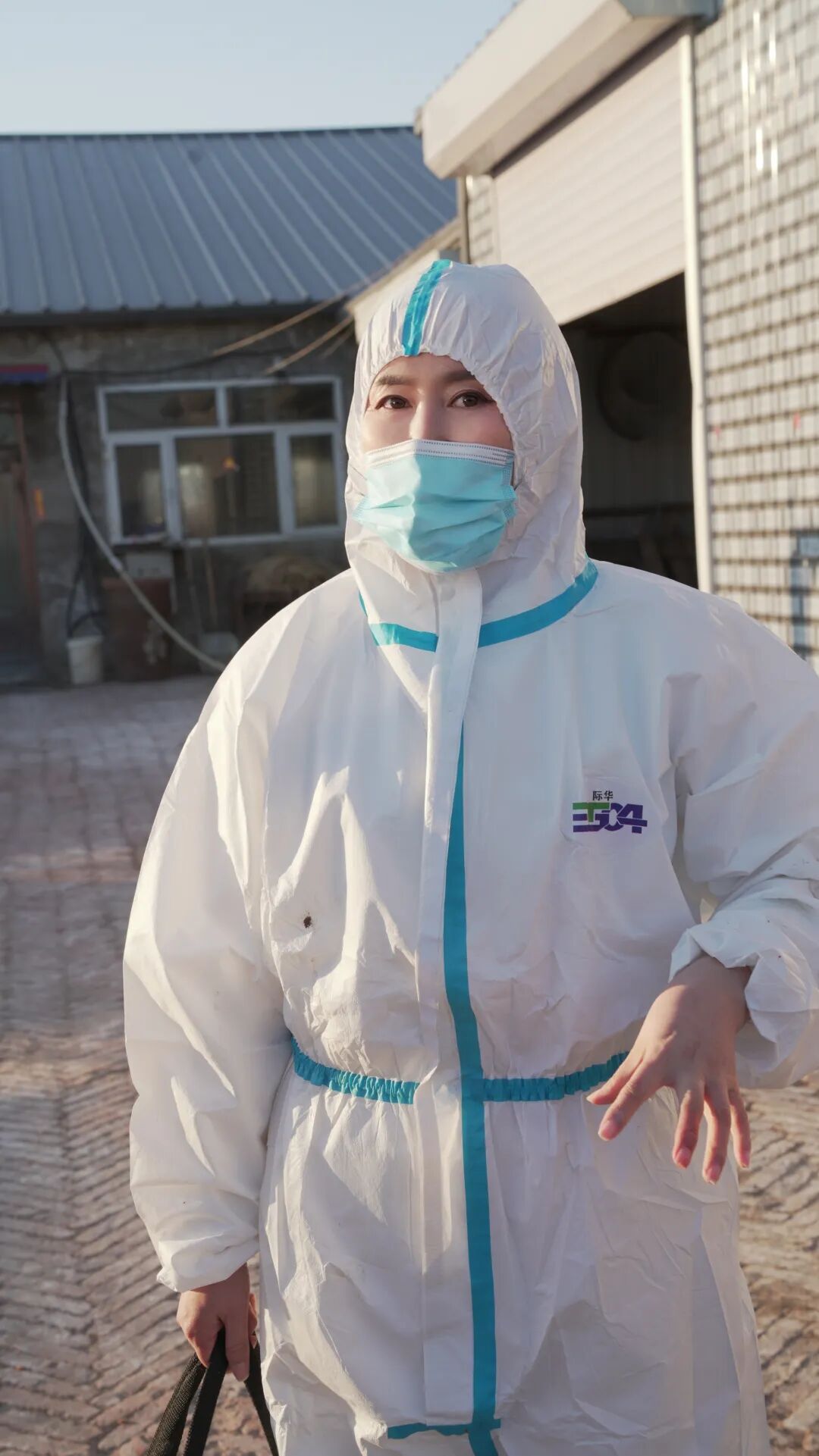 一个正在排号等待给猪看病的养猪户说他叫陈军,是肇州县二井子村养猪