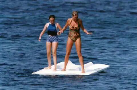 戴安娜也是小三?哈里回忆与母亲的天堂之旅,戴妃泳衣照引嫉妒