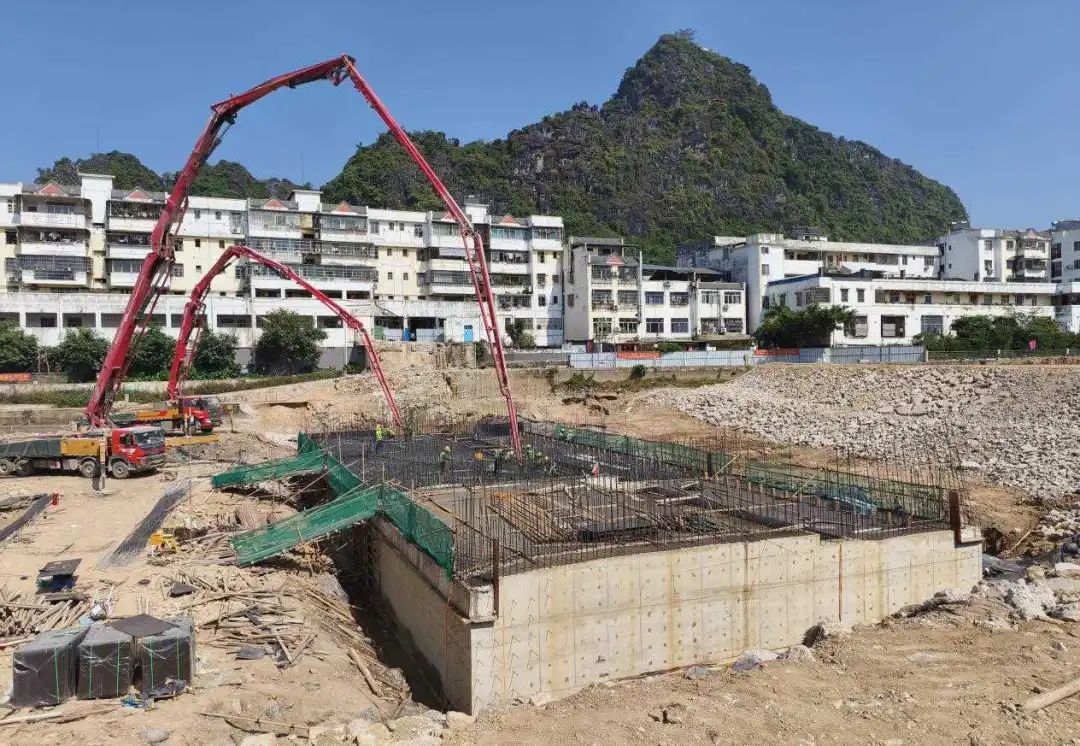 水利项目年度建设任务。图一  陈朝文检查灵山县东胜水闸除险加固项目