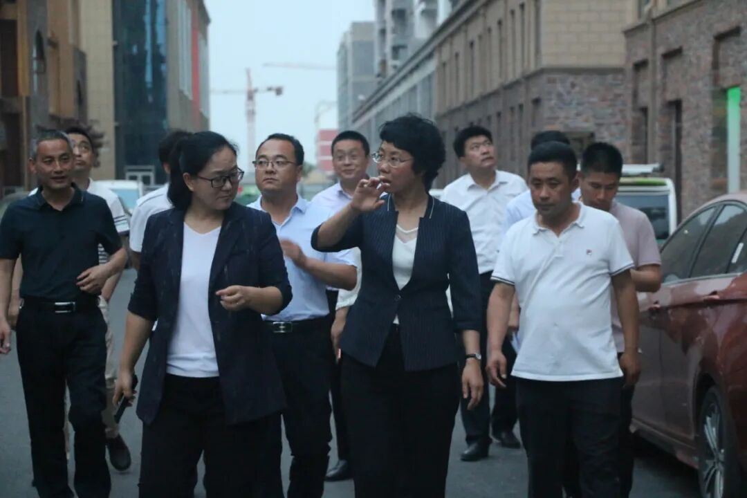 滨州市惠民县委书记殷梅英带头夜市消费市民真亲民