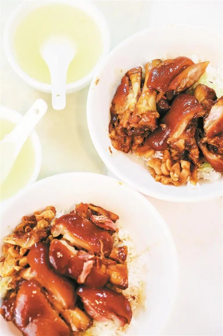 ▲卢伟增店里的猪脚饭色香味俱全。