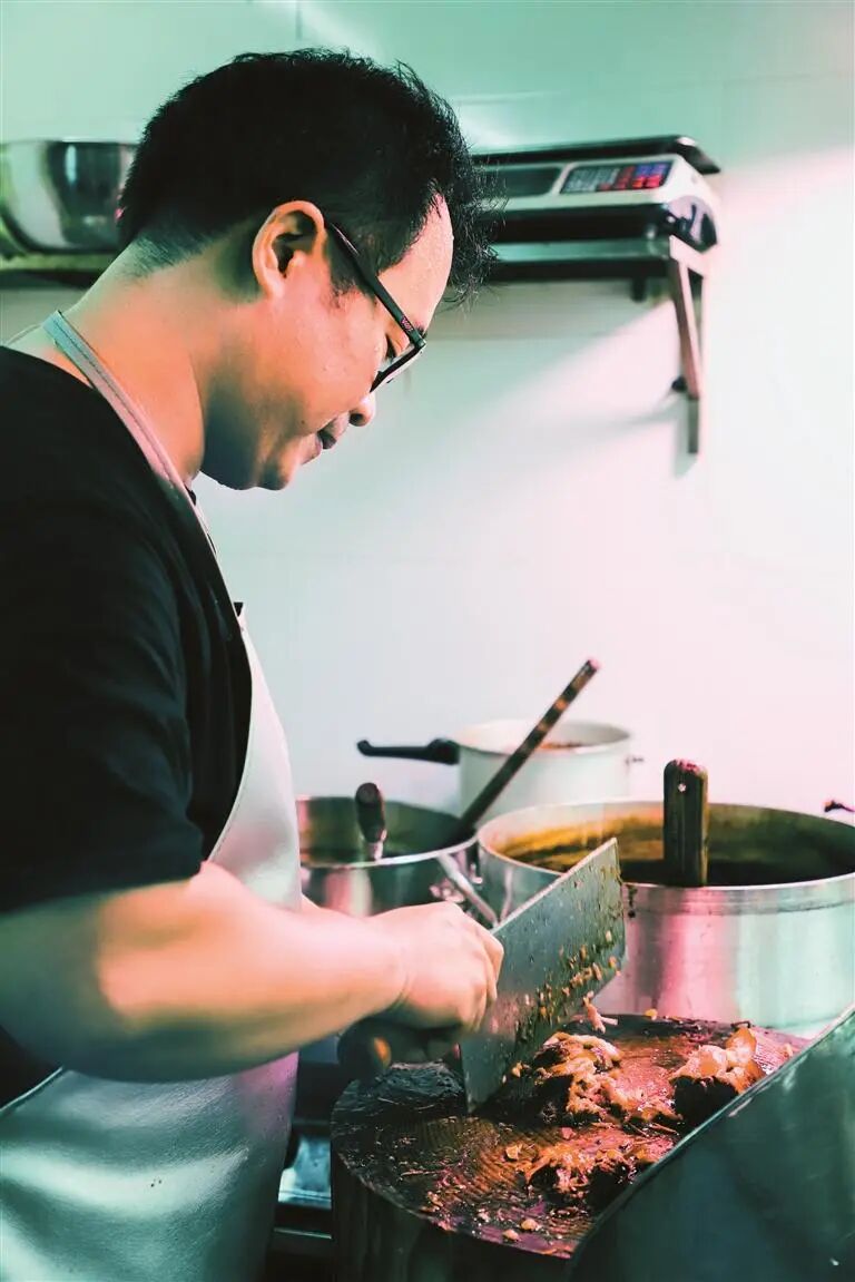 ▲卢伟增在后厨忙碌。