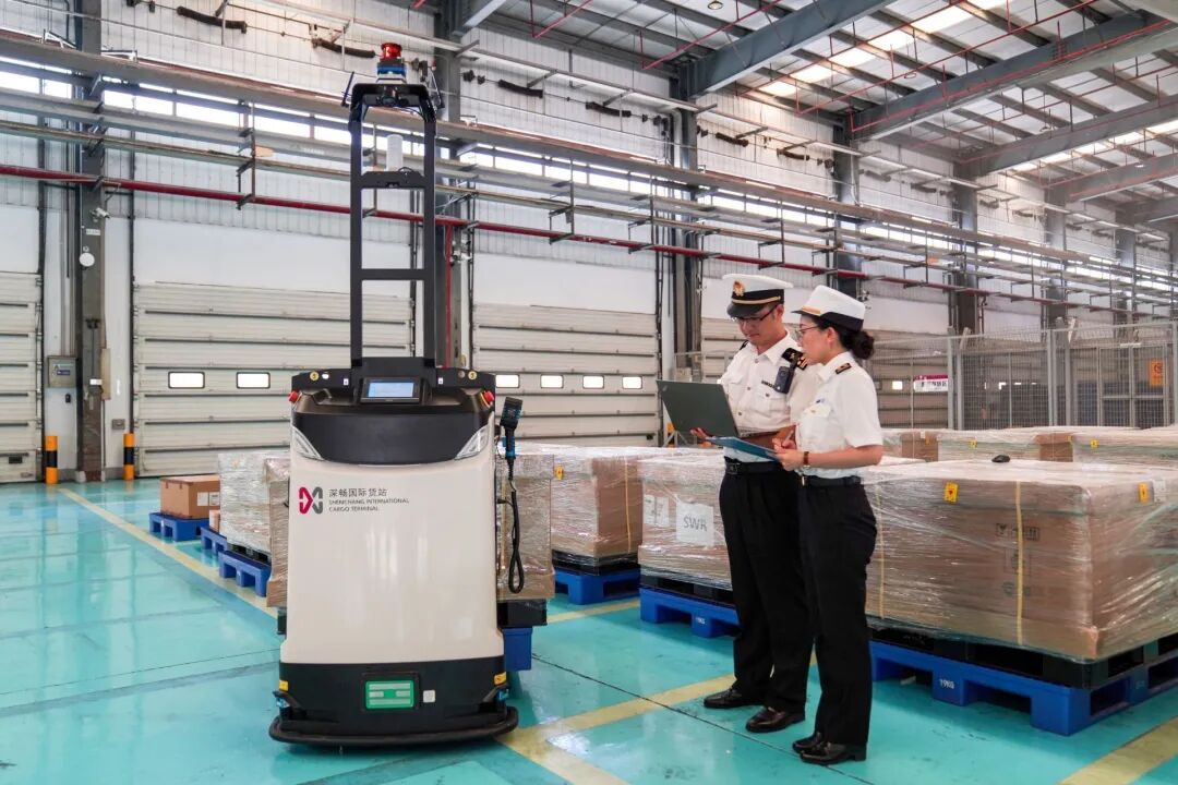 2024年，深圳外贸进出口总额4.5万亿元，规模近十年首次跃居全国内地城市首位