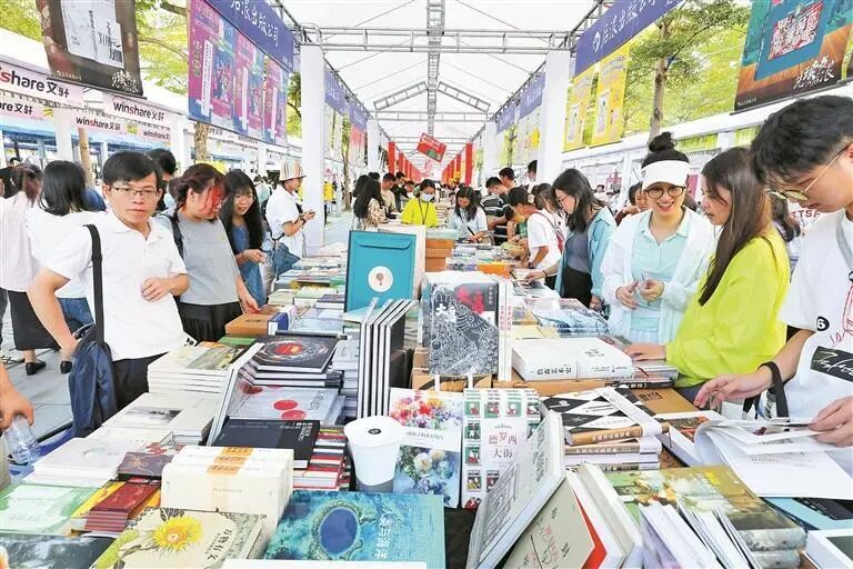 阳光棕榈社区>社区新闻台>在深圳书展现场,还有一群热火朝天的"集章