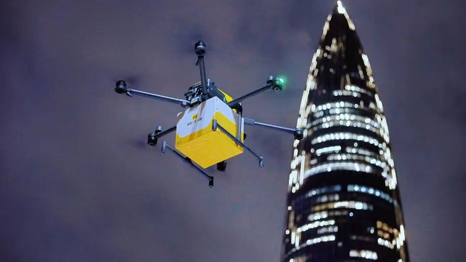 美团无人机正在完成夜间配送工作。王欣 摄