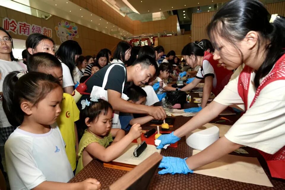 现场，孩子们在摊位前积极体验项目。清远日报记者 邱炜民 摄