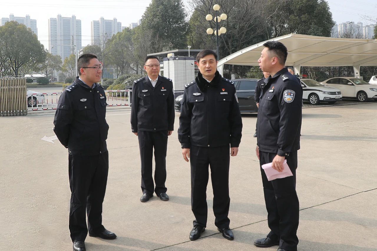 在南通出入境边防检查站，杨广学亲切慰问边检民警，充分肯定边检站在维