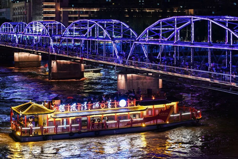 范培珅 摄▲7月26日,兰州水运集团有限公司的游船行驶在黄河兰州段上