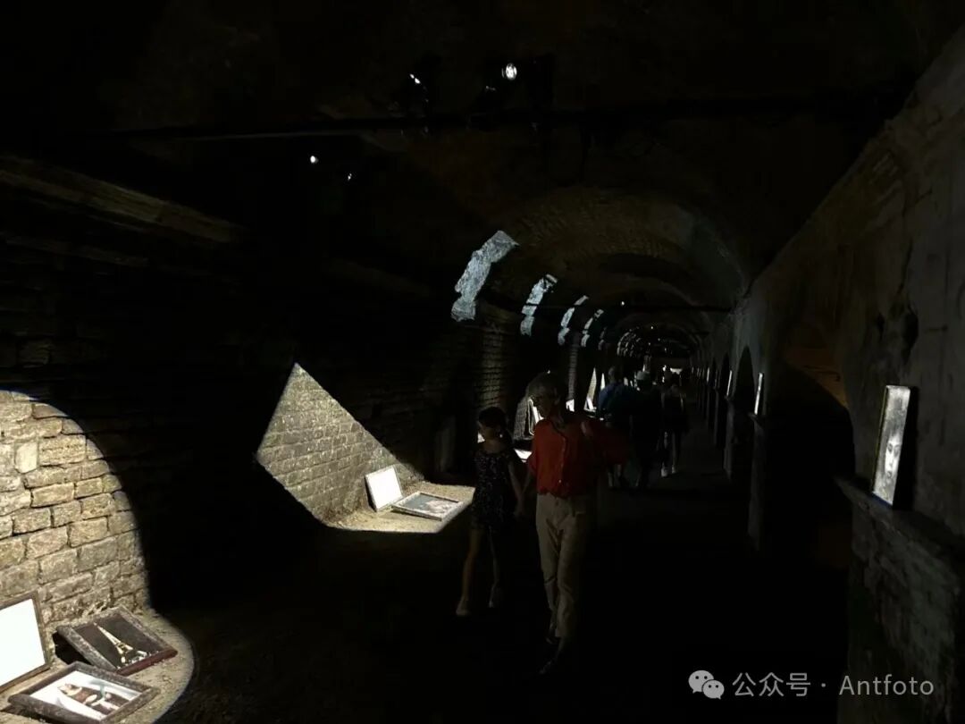 古堡的地下室，这个展览让人非常的不适——也许这就是作者想要的效果。