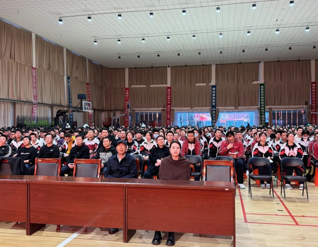筑牢心防线轻松赢高考集宁一中两校区举行考前心理辅导讲座
