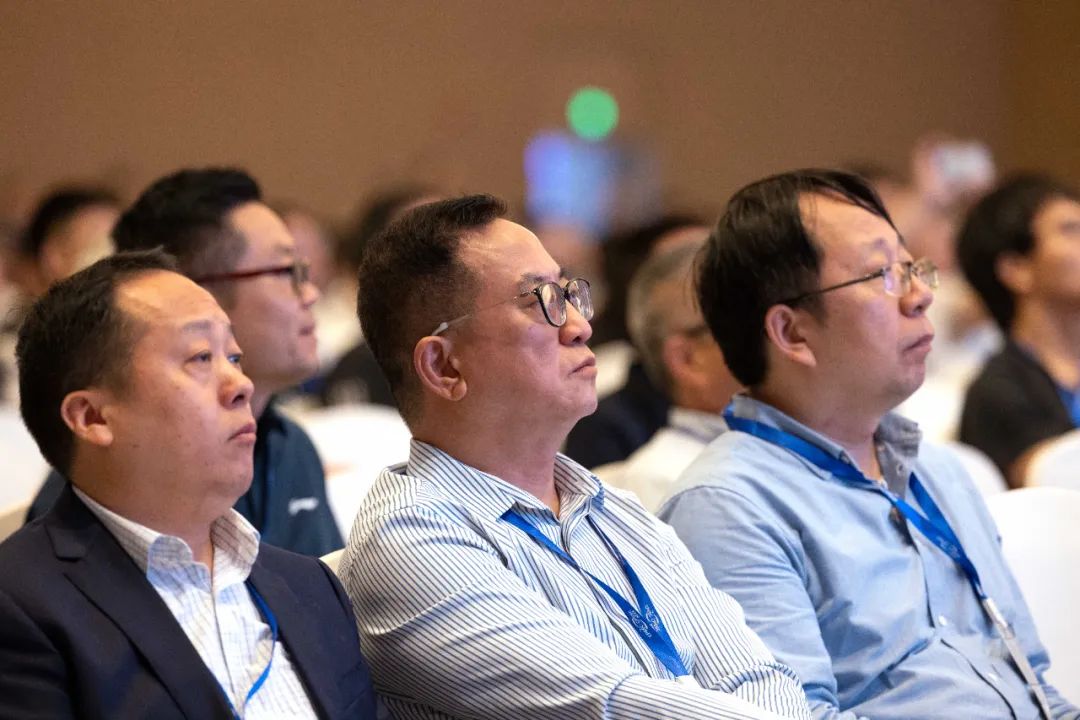 茂硕电源获颁“中国电源学会成立40周年卓越贡献单位”殊荣，顾永德总裁上台领奖(图3)