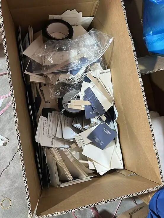 盒子里放着许多行李箱 描述已自动生成