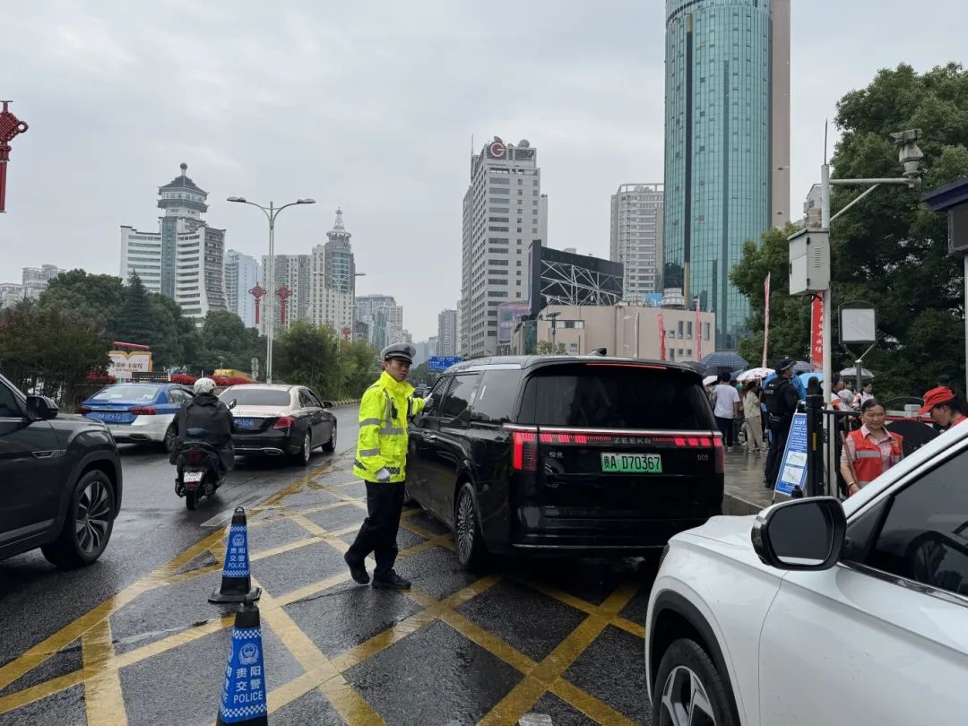 一家七口人接考生回家,高考第二天，暖心场面仍在不断上演……还有个重要提醒！