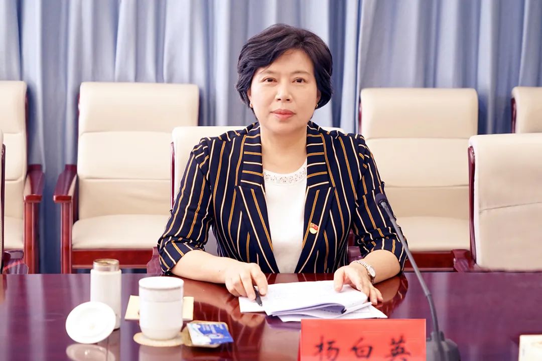 区政协党组书记、主席杨白英杨主席对会上述职的中共党员常委逐一点评，
