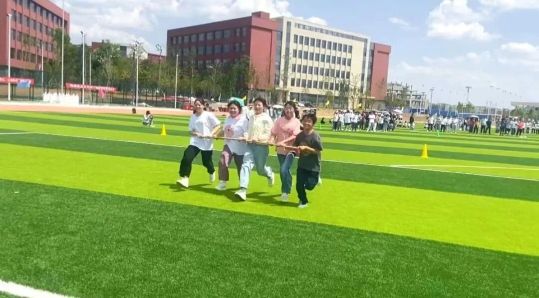 阳光下的心灵狂欢——我校“5·25心理健康节”与趣味运动会的浪漫邂逅