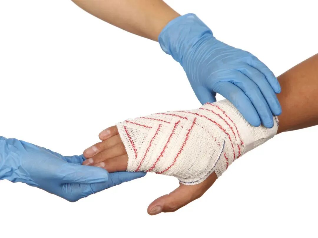 车祸现场,4名红十字救护员紧急施救