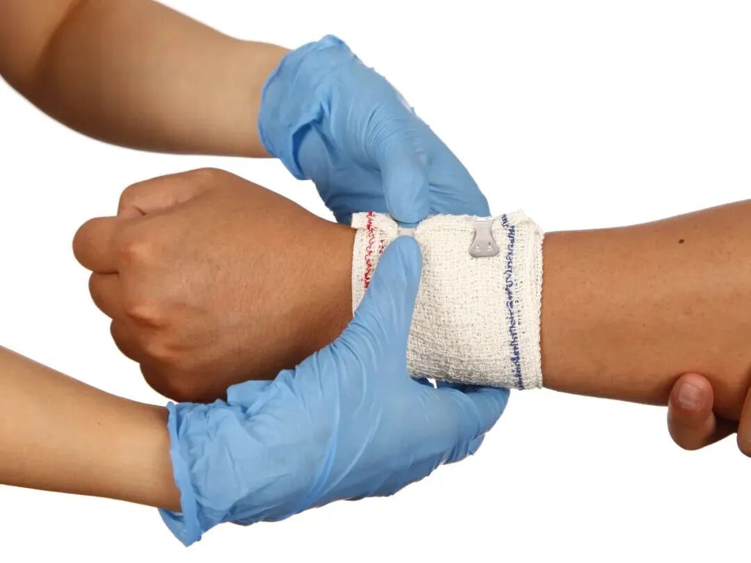 车祸现场,4名红十字救护员紧急施救