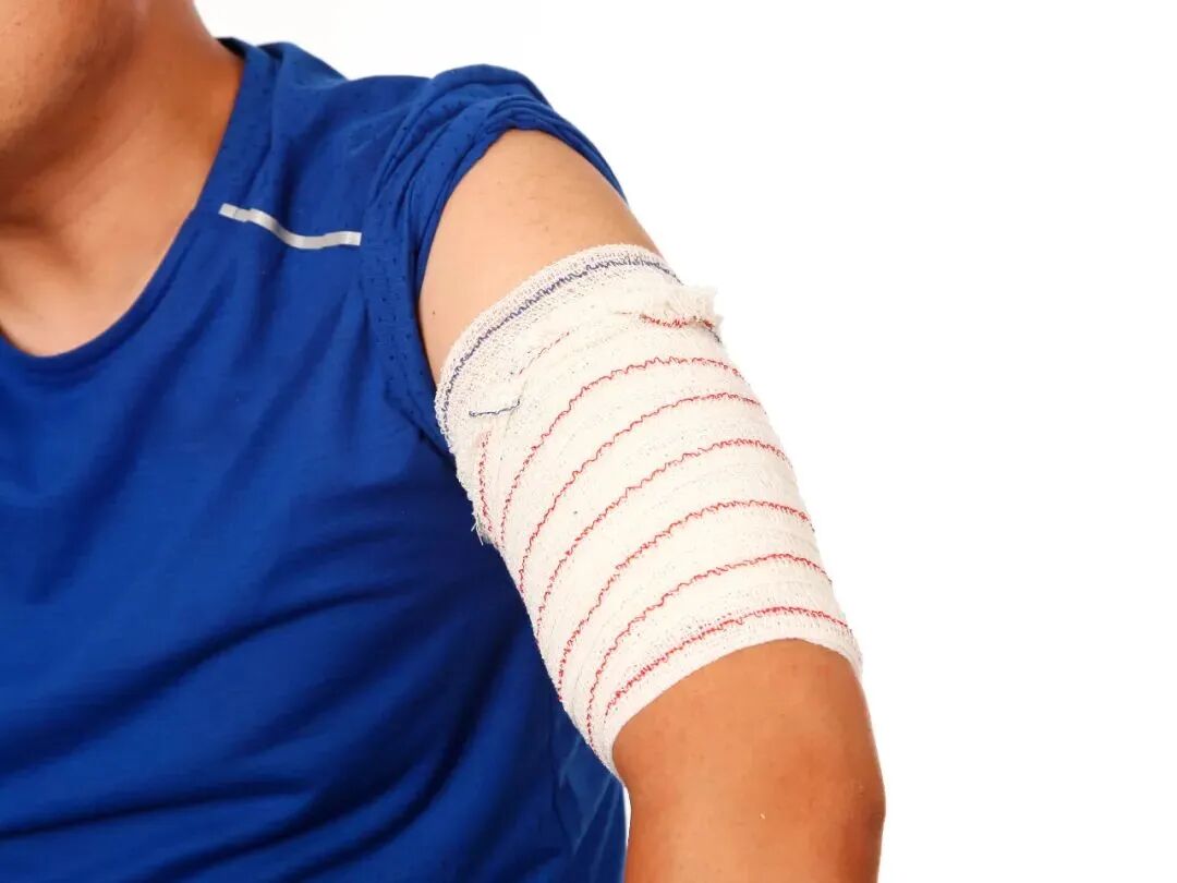 车祸现场,4名红十字救护员紧急施救