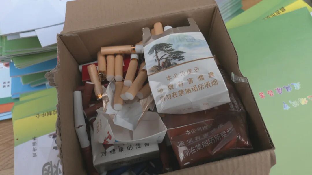 活动现场,群众参与宣讲,答题即可免费获得颈椎枕,床上四件套,药盒等18