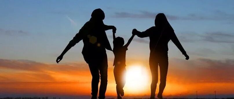 55岁女高级教师坚决不退休，占着高职名额，年轻老师急了...