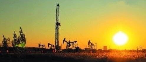 教师偶尔迟到早退，学校扣发绩效，随后教师的举动让校长后悔不已...