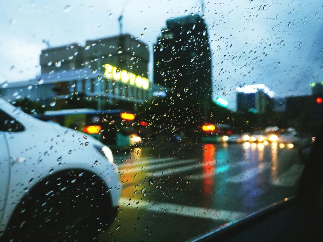 正在下雨的照片 真实图片