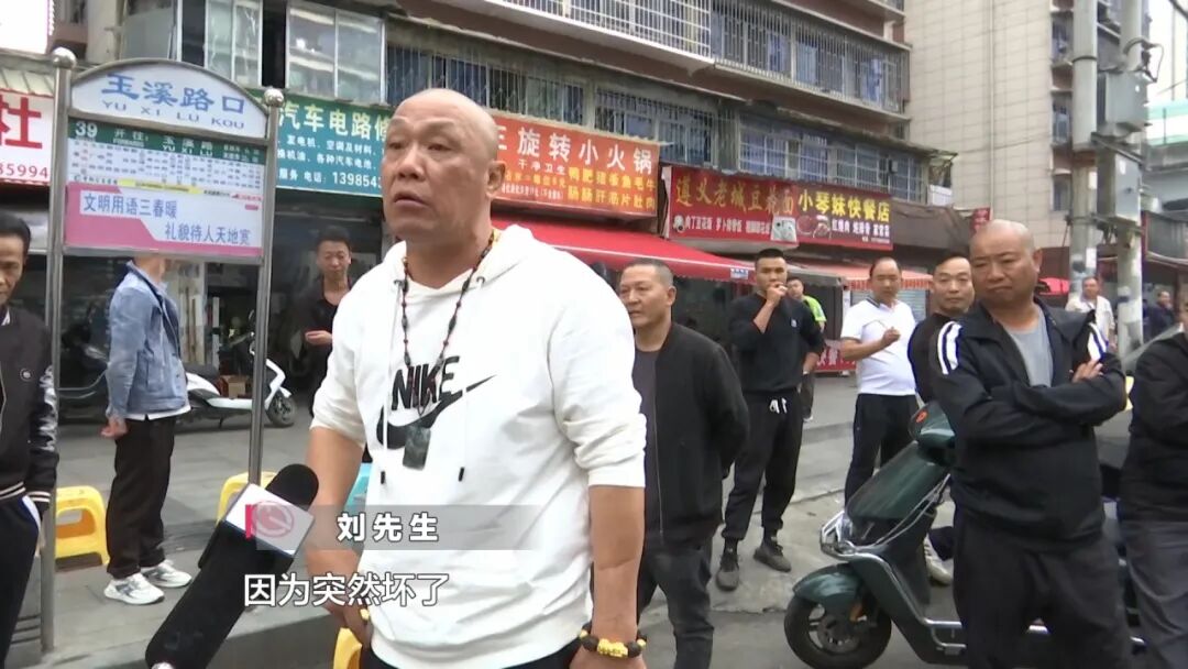 贵阳两大哥车停路中打嘴仗,逞一时痛快换两张罚单