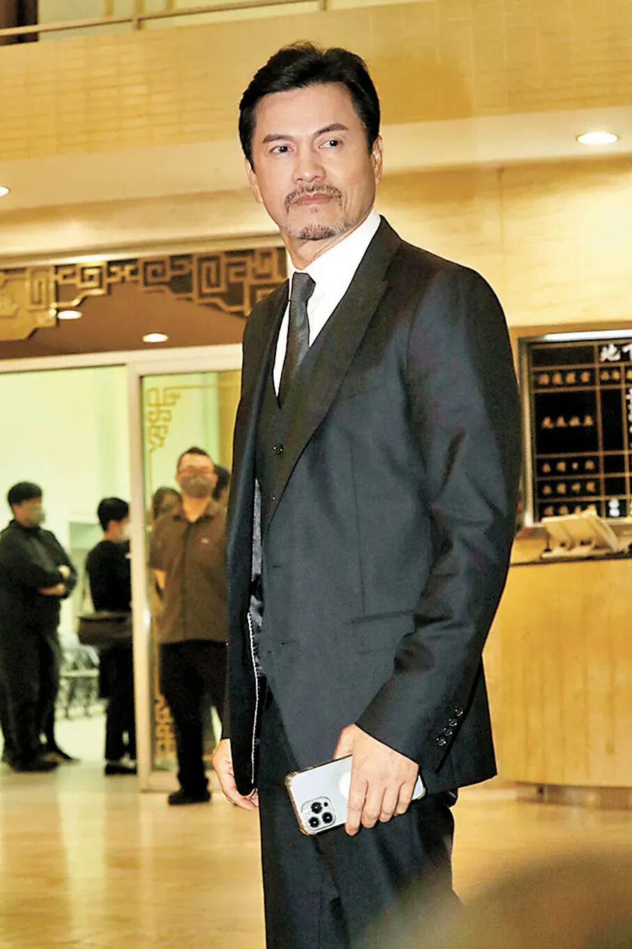 刘德华父亲葬礼3个落泪感人瞬间成龙眼睛肿了吴君如走路踉跄