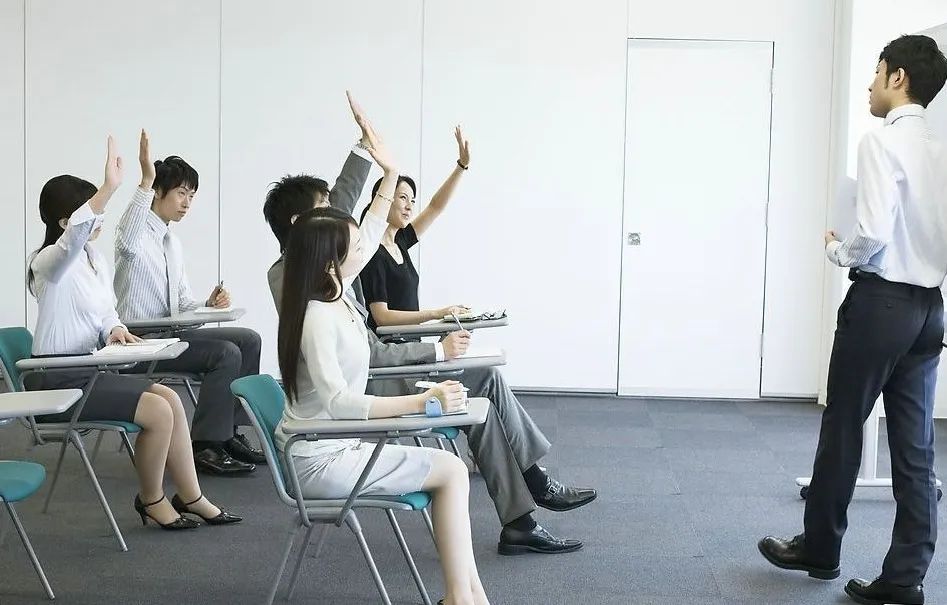 新店开业前后，有专业的老师不定期跟进