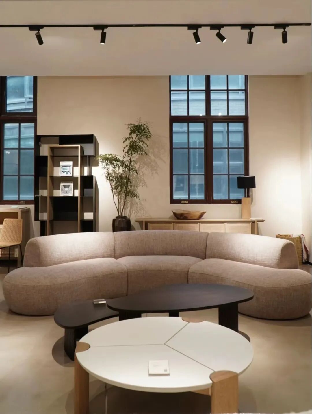 好看的弧形沙发有很多,像伯爵公馆泰迪绒腰果沙发,norhor北欧表情