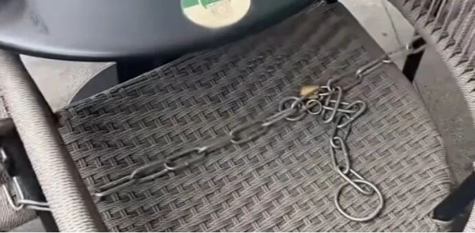Starbucks Nanchong Seat Chains Removed After Online Debate