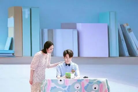 图片包含 室内, 人, 桌子, 前 AI 生成的内容可能不正确。