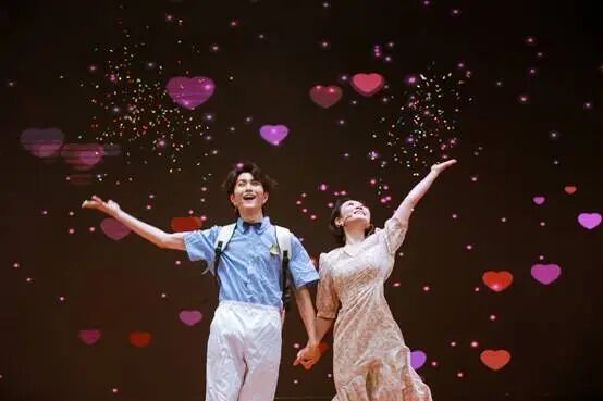 男人和女人在跳舞 AI 生成的内容可能不正确。