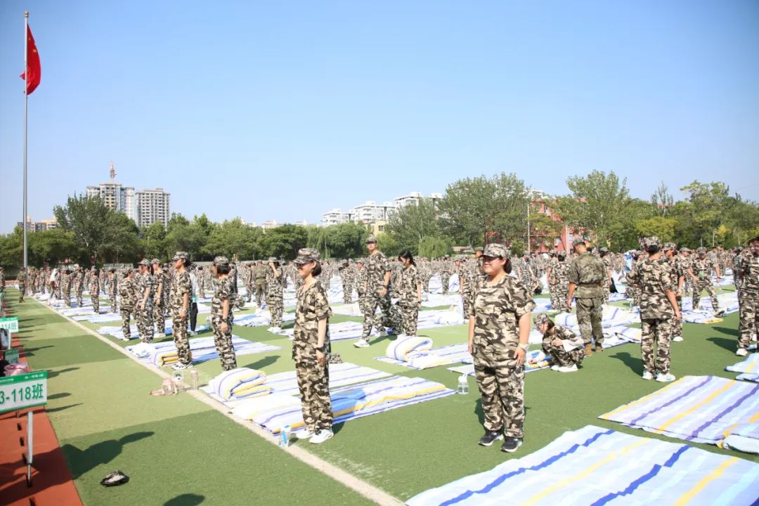 壮观！千人叠军被，让军营魅力在“方正”间彰显|j9九游会官方登录(图31)